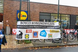 Demonstratie tegen konijnenvlees in Hilversum