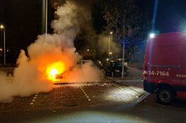 Auto verwoest door brand in Hilversum