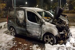Auto verwoest door brand in Hilversum