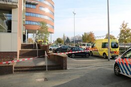 Mishandelde man zwaargewond aangetroffen op straat in Hilversum: verdachte op de vlucht