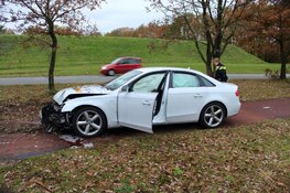 Auto raakt van de weg in Huizen