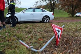 Auto raakt van de weg in Huizen