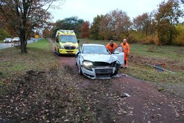 Auto raakt van de weg in Huizen