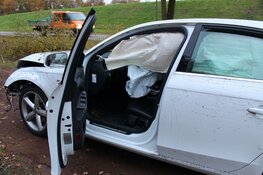 Auto raakt van de weg in Huizen