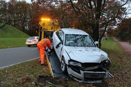 Auto raakt van de weg in Huizen