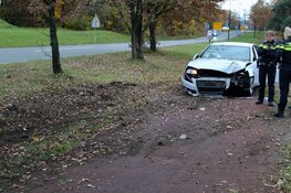 Auto raakt van de weg in Huizen