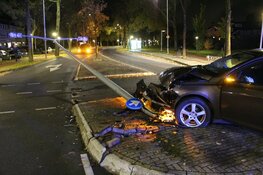 Auto tegen lantaarnpaal in Huizen