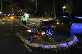 Auto tegen lantaarnpaal in Huizen