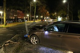 Auto tegen lantaarnpaal in Huizen
