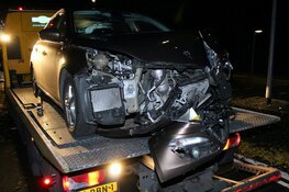 Auto tegen lantaarnpaal in Huizen