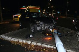 Auto tegen lantaarnpaal in Huizen