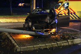 Auto tegen lantaarnpaal in Huizen