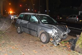 Auto tegen boom in Hilversum