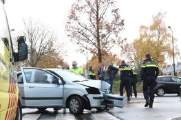 Oudere vrouw knalt tegen lichtmast