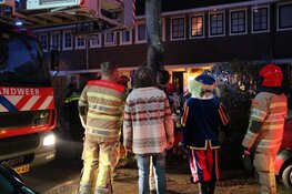 Brandweerpiet helpt een handje bij brand in Bussum