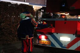 Brandweerpiet helpt een handje bij brand in Bussum