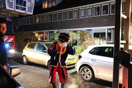 Brandweerpiet helpt een handje bij brand in Bussum