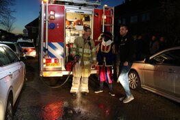 Brandweerpiet helpt een handje bij brand in Bussum