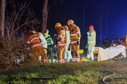 Bestuurder bekneld na botsing Kortenhoef