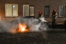 Twee auto's door brand verwoest in Huizen