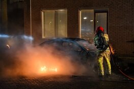Twee auto&#39;s door brand verwoest in Huizen