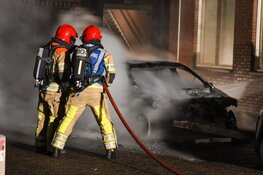 Twee auto&#39;s door brand verwoest in Huizen
