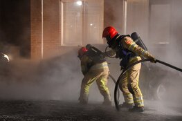 Twee auto&#39;s door brand verwoest in Huizen