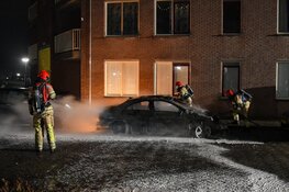 Twee auto&#39;s door brand verwoest in Huizen