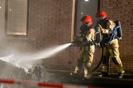 Twee auto&#39;s door brand verwoest in Huizen