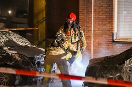 Twee auto&#39;s door brand verwoest in Huizen