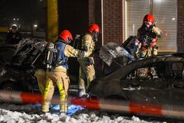 Twee auto&#39;s door brand verwoest in Huizen