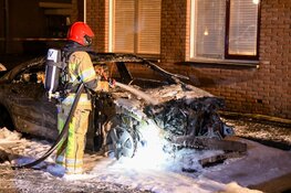 Twee auto&#39;s door brand verwoest in Huizen