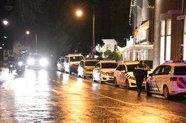 Vechtpartij bij café in Laren: politie wordt belaagd en lost schoten