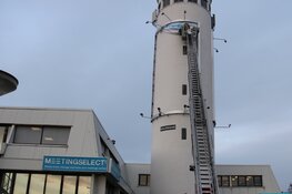 Groot reclamedoek zorgt voor gevaarlijke situatie