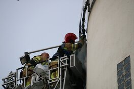 Groot reclamedoek zorgt voor gevaarlijke situatie