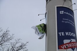 Groot reclamedoek zorgt voor gevaarlijke situatie