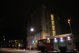 Brandweer verwijdert loshangend doek in Weesp