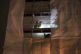 Brandweer verwijdert loshangend doek in Weesp