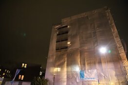 Brandweer verwijdert loshangend doek in Weesp