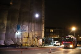 Brandweer verwijdert loshangend doek in Weesp