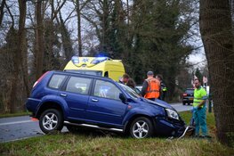 Auto rijdt tegen boom in Hilversum