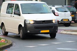 Politiebusje rijdt vrouw aan