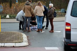 Politiebusje rijdt vrouw aan