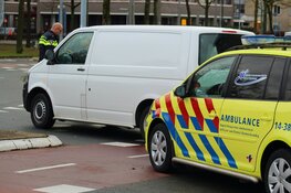 Politiebusje rijdt vrouw aan