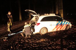 Politieauto losgetrokken door brandweer in Baarn