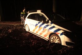 Politieauto losgetrokken door brandweer in Baarn