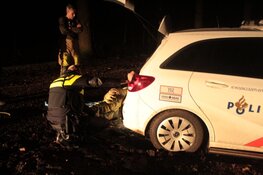 Politieauto losgetrokken door brandweer in Baarn