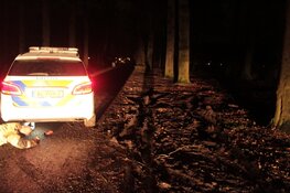 Politieauto losgetrokken door brandweer in Baarn