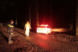 Politieauto losgetrokken door brandweer in Baarn