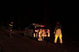 Politieauto losgetrokken door brandweer in Baarn